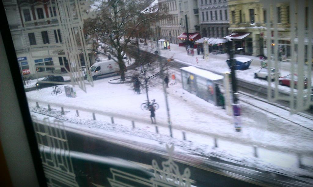 Erstaulich aber wahr: fahre gerade zum ersten mal überhaupt mit der U2 über der Schönhauser Allee.