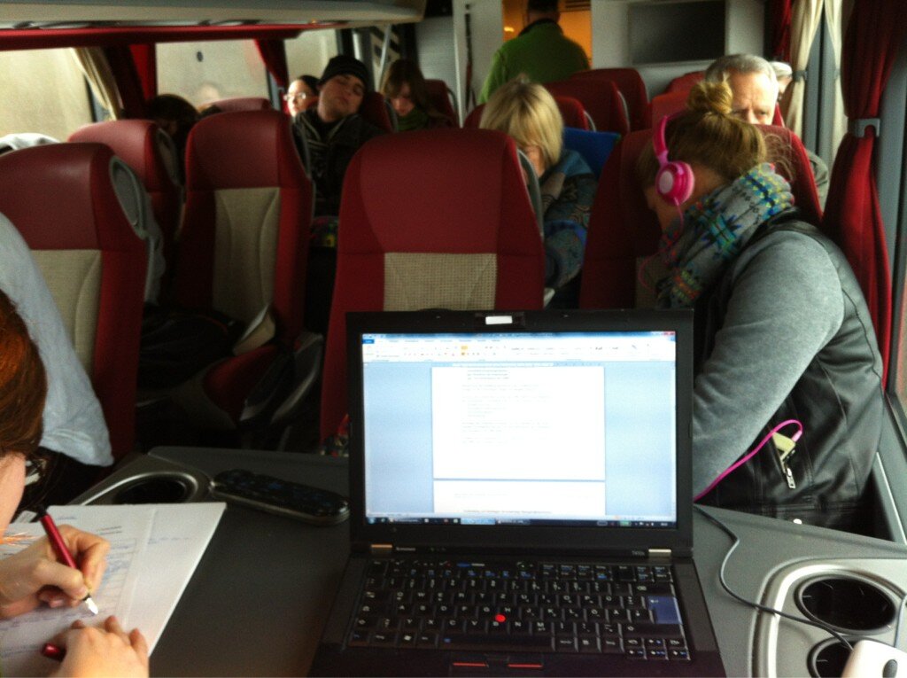 Die meisten schlafen, Franzi & ich sind fleißig und arbeiten. Mal wieder für nen 10er nach Thüringen. #meinfernbus