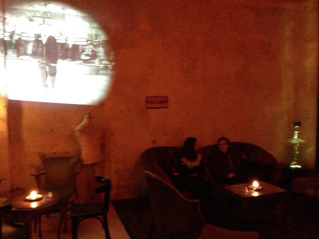 Weißweinschorle, Charlie Chaplin und schöne Gespräche im Fitcher\'s Vogel, Berlin FHain.