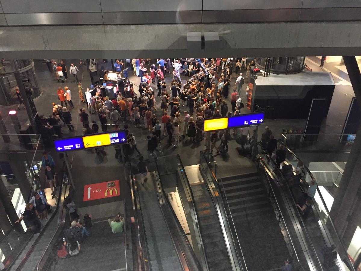 Berlin Hauptbahnhof: Musik & Tanz verkürzt die Wartezeit auf Schienenersatzverkehr...