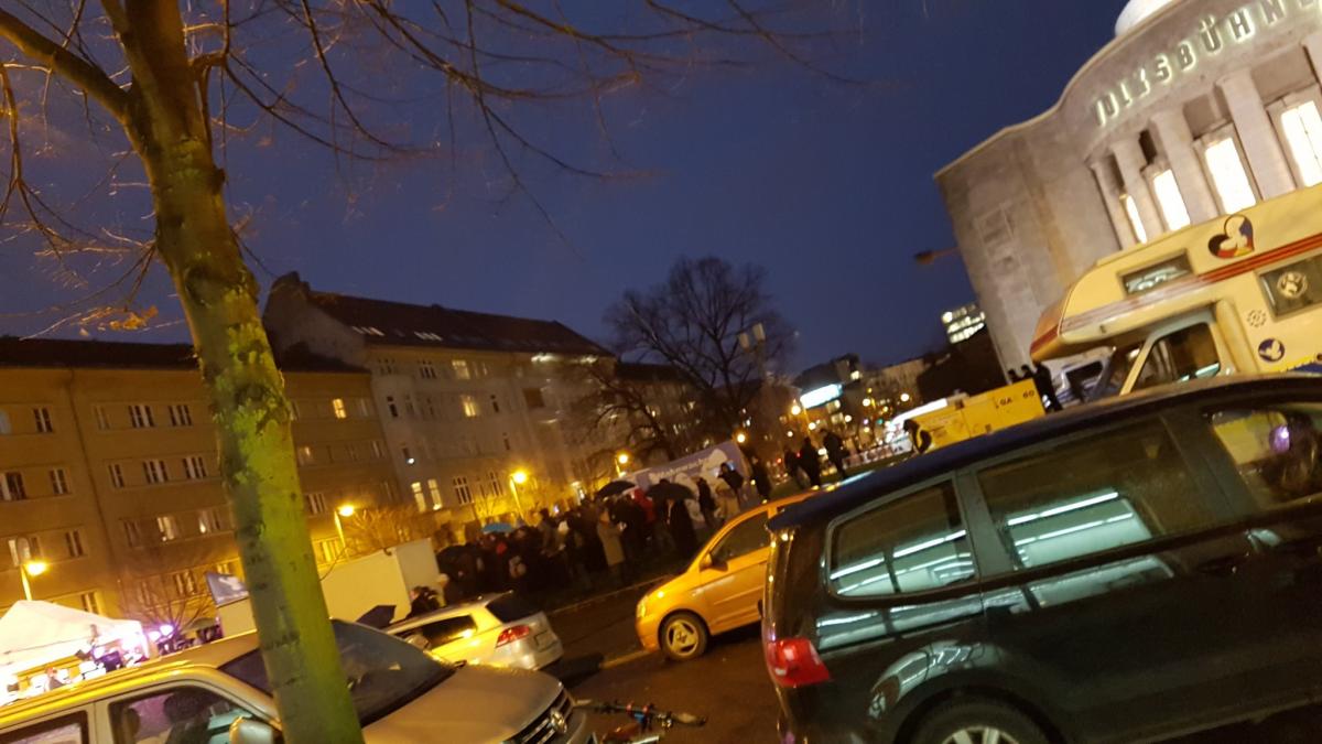 Vor der Volksbühne wieder politische Kundgebung und viele Mannschaftswagen... Parkscheinautomaten trotzdem aktiv.