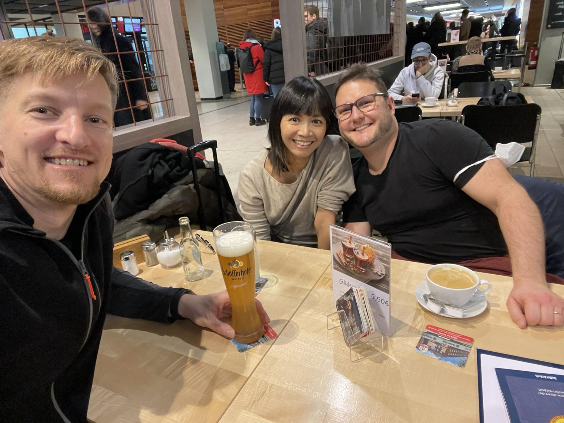 Noch spontaner Kollegentreff am BER in der StäV - Prost!