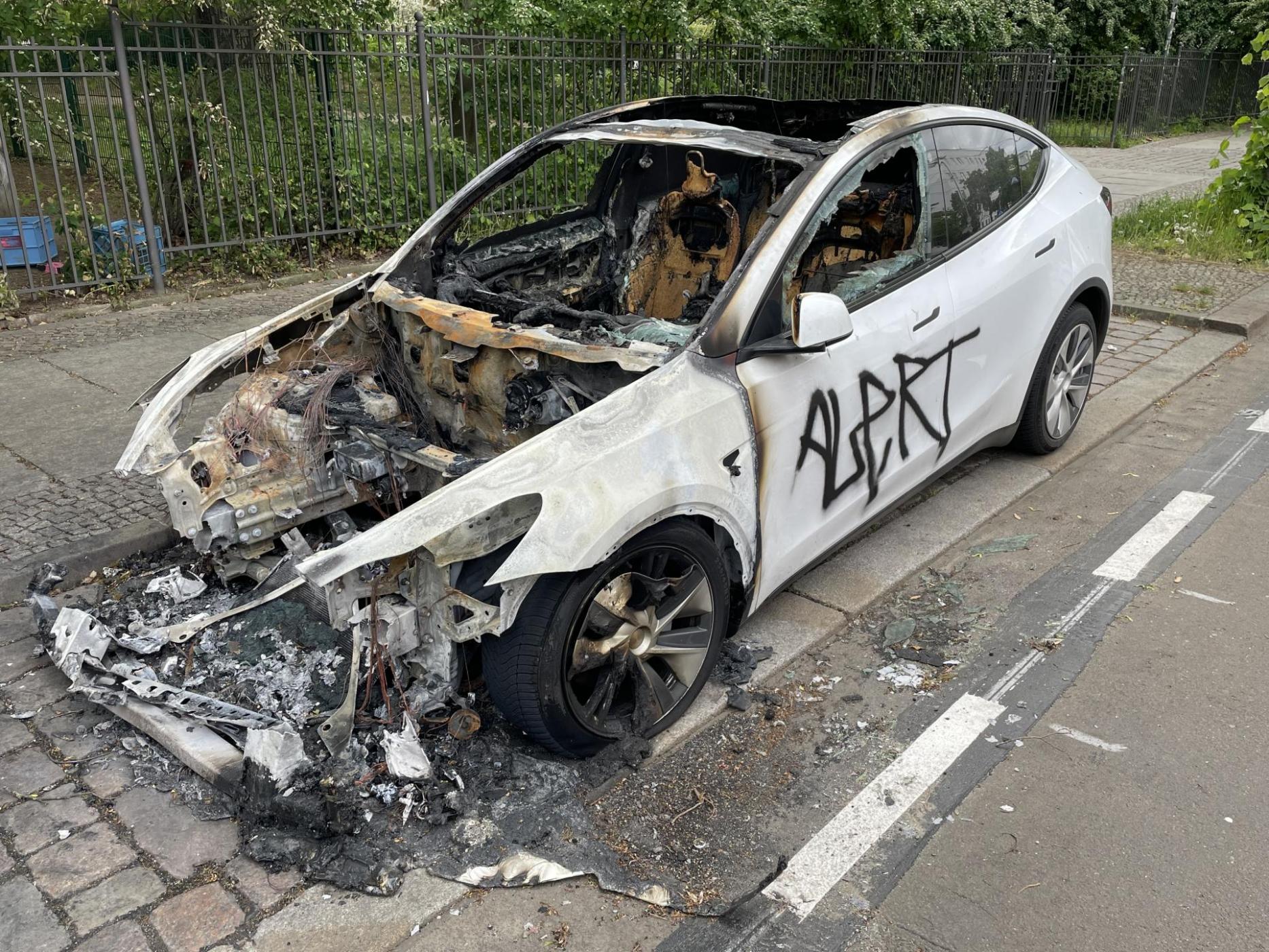 Technischer Defekt? Elon-hate? Oder Opfer von Berliner Maifeiern? Auf jeden Fall ein Tesla weniger in Fhain… :(