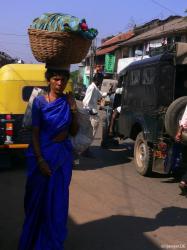 Kopfsache: Bushaltestrasse in indischer Kleinstadt (500.000 EW)