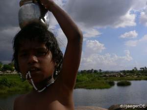 Waterworld: indischer Junge beim Gewaessercheck