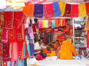 Farbflash: typisches Stoffgeschäft in Jaipur 