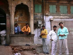 landesweites Dauermotiv: untätige indische Männer