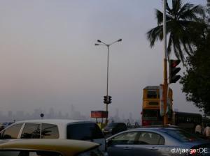 Skyline im Smog der größten Stadt Indiens (16 Mio.)