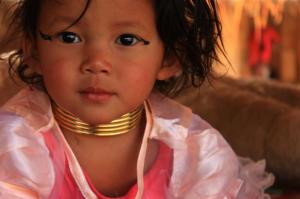 Ab frühesten Kindesalter tragen die Mädchen Messingspiralen 