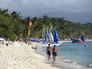 White Beach ist viele Kilometer lang und läd zum Starndspaziergang ein